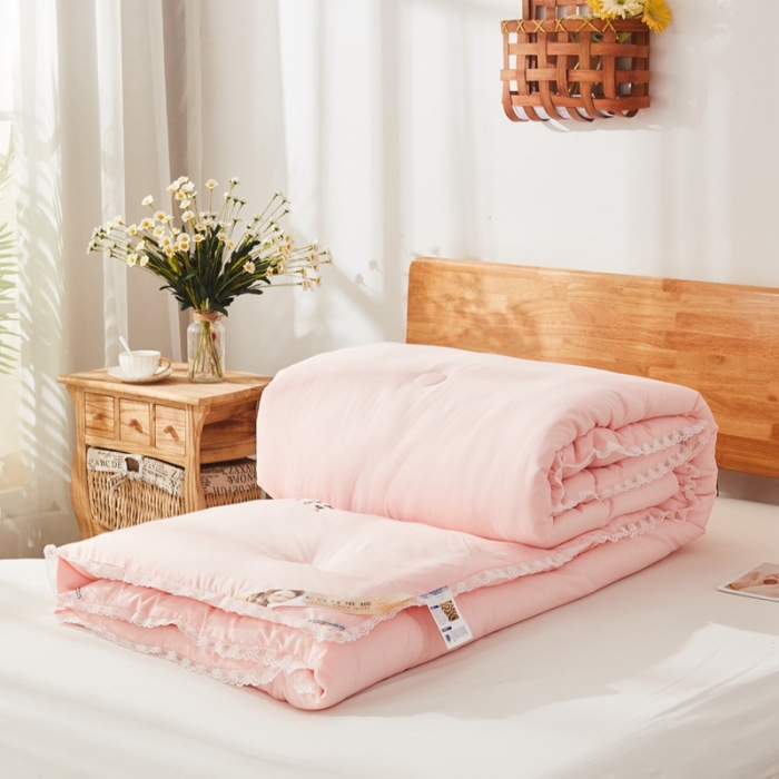 91家纺网 家纺一手货源 找家纺 啊雅家居2025新款肌理纹绣花花边羽丝绒被夜香梅 粉玉色