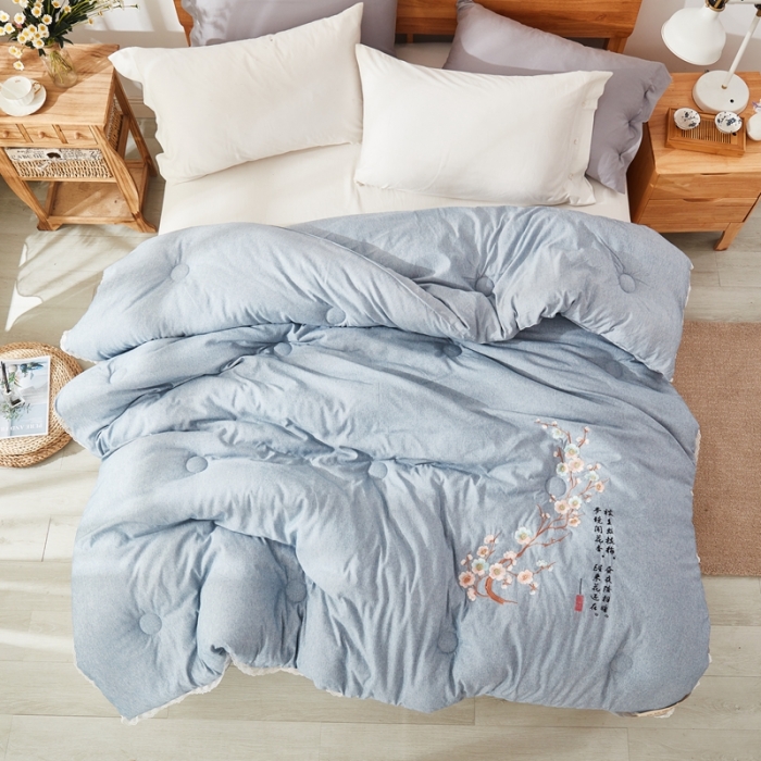 91家纺网 家纺一手货源 找家纺 啊雅家居2025新款肌理纹绣花花边羽丝绒被夜香梅 灰蓝色