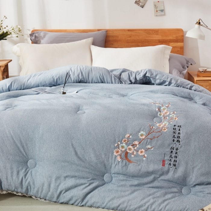 91家纺网 家纺一手货源 找家纺 啊雅家居2025新款肌理纹绣花花边羽丝绒被夜香梅 灰蓝色