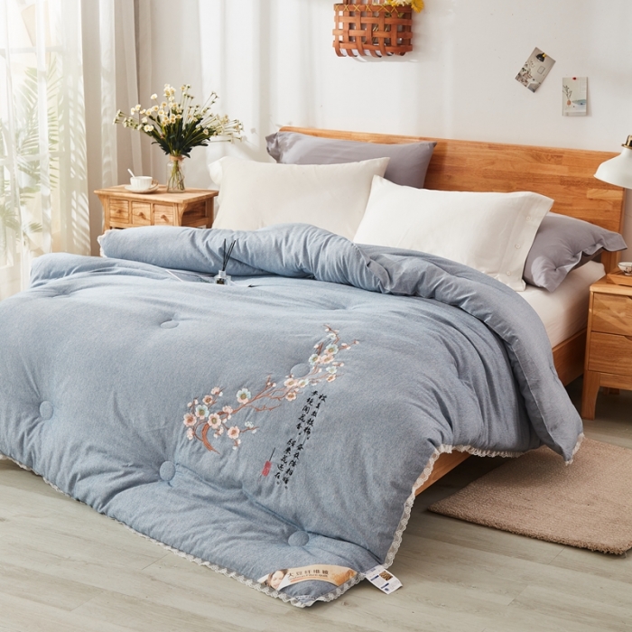 91家纺网 家纺一手货源 找家纺 啊雅家居2025新款肌理纹绣花花边羽丝绒被夜香梅 灰蓝色