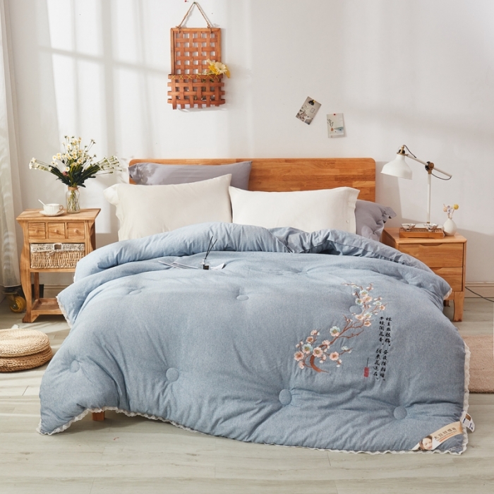 91家纺网 家纺一手货源 找家纺 啊雅家居2025新款肌理纹绣花花边羽丝绒被夜香梅 灰蓝色