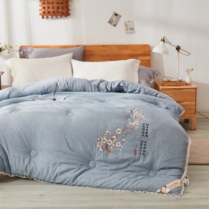 91家纺网 家纺一手货源 找家纺 啊雅家居2025新款肌理纹绣花花边羽丝绒被夜香梅 灰蓝色