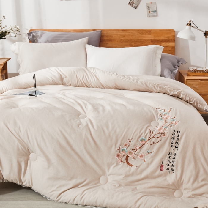 91家纺网 家纺一手货源 找家纺 啊雅家居2025新款肌理纹绣花花边羽丝绒被夜香梅 米黄色