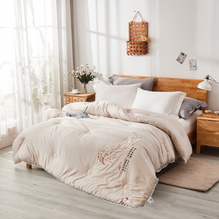 91家纺网 家纺一手货源 找家纺 啊雅家居2025新款肌理纹绣花花边羽丝绒被夜香梅 米黄色