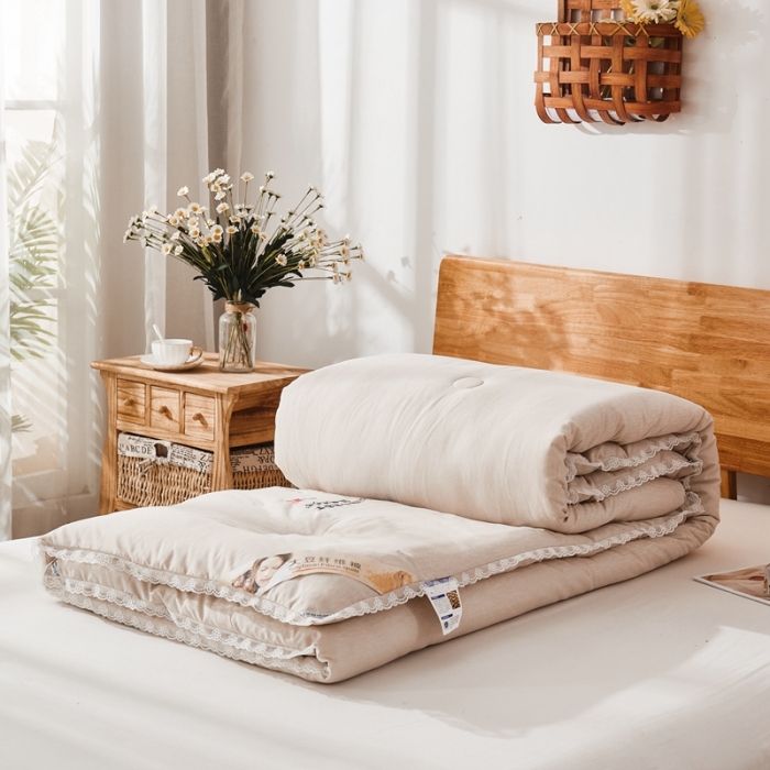 91家纺网 家纺一手货源 找家纺 啊雅家居2025新款肌理纹绣花花边羽丝绒被夜香梅 米黄色