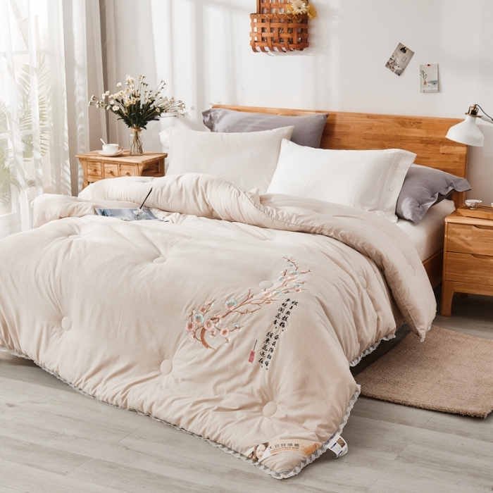 91家纺网 家纺一手货源 找家纺 啊雅家居2025新款肌理纹绣花花边羽丝绒被夜香梅 米黄色