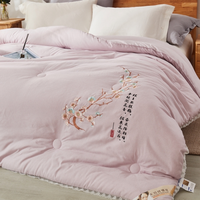 91家纺网 家纺一手货源 找家纺 啊雅家居2025新款肌理纹绣花花边羽丝绒被夜香梅 浅紫色