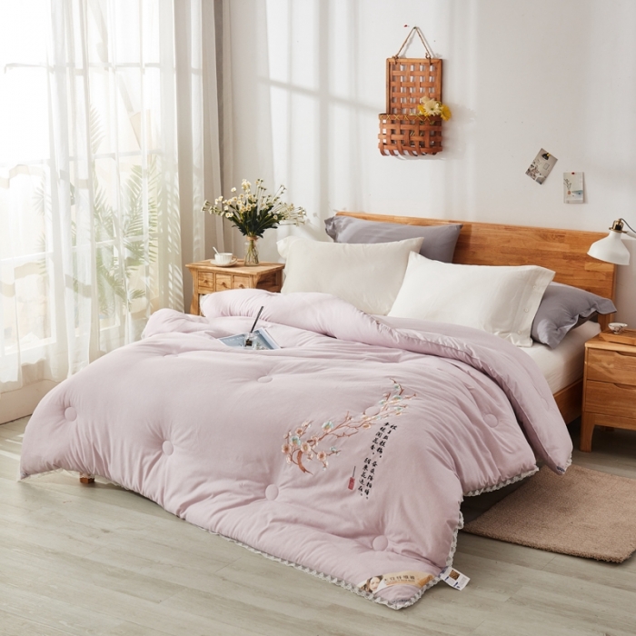 91家纺网 家纺一手货源 找家纺 啊雅家居2025新款肌理纹绣花花边羽丝绒被夜香梅 浅紫色
