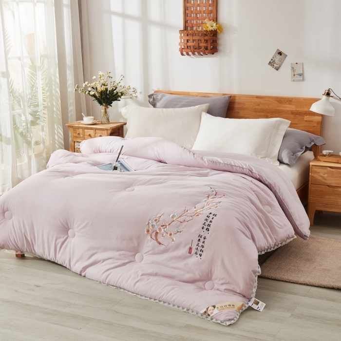 91家纺网 家纺一手货源 找家纺 啊雅家居2025新款肌理纹绣花花边羽丝绒被夜香梅 浅紫色