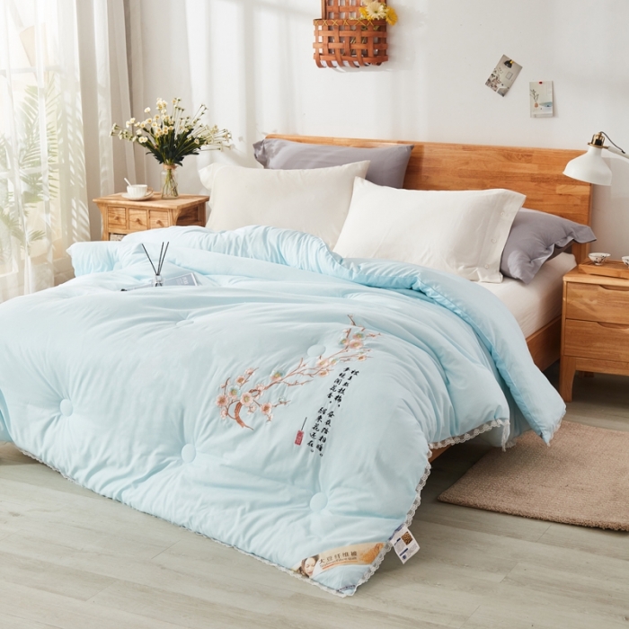 91家纺网 家纺一手货源 找家纺 啊雅家居2025新款肌理纹绣花花边羽丝绒被夜香梅 天兰色