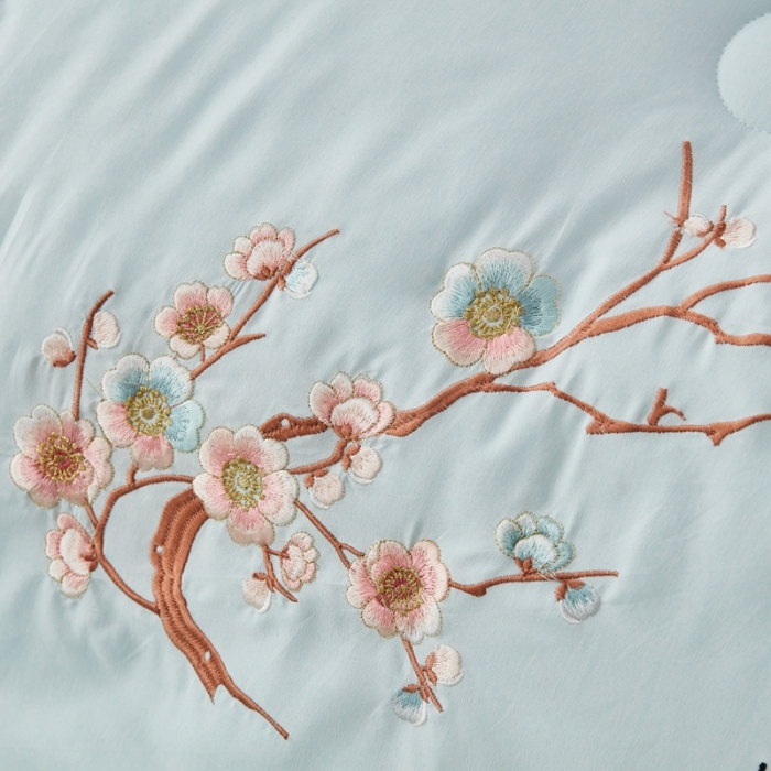 91家纺网 家纺一手货源 找家纺 啊雅家居2025新款肌理纹绣花花边羽丝绒被夜香梅 天兰色