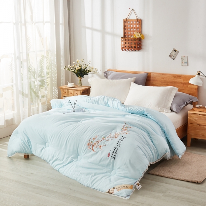 91家纺网 家纺一手货源 找家纺 啊雅家居2025新款肌理纹绣花花边羽丝绒被夜香梅 天兰色