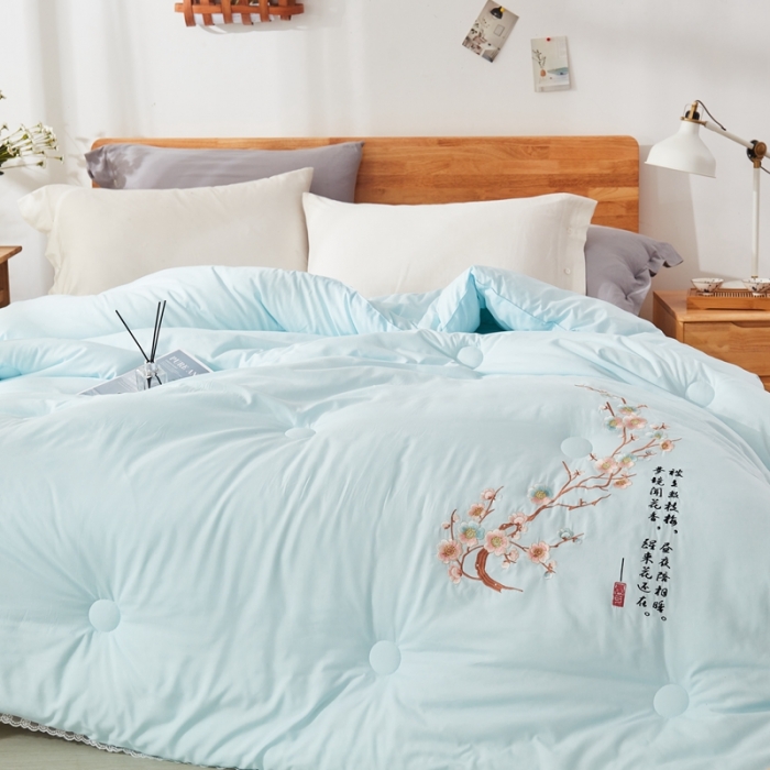 91家纺网 家纺一手货源 找家纺 啊雅家居2025新款肌理纹绣花花边羽丝绒被夜香梅 天兰色