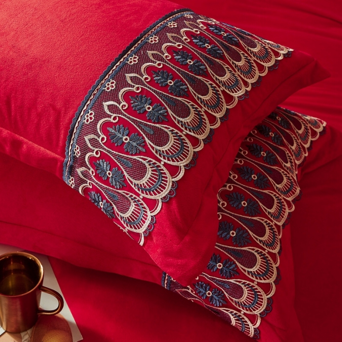 91家纺网 家纺一手货源 找家纺 金米诺爆款公主风工艺款纯色加厚水晶绒绣花四件套赫拉之恋-大红