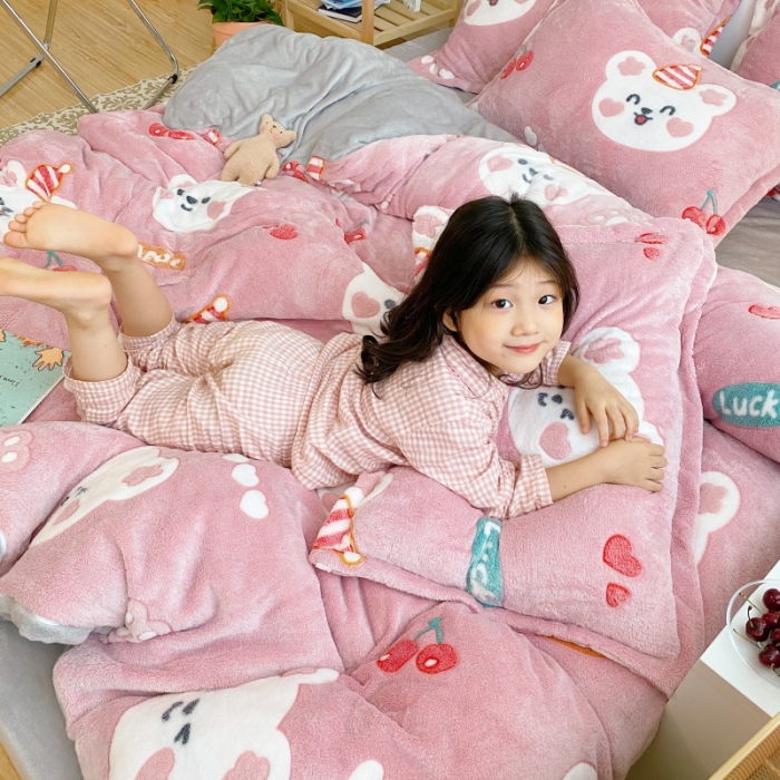 91家纺网 家纺一手货源 找家纺 川悦生活 2020新款雪花绒四件套 幸运草莓兔