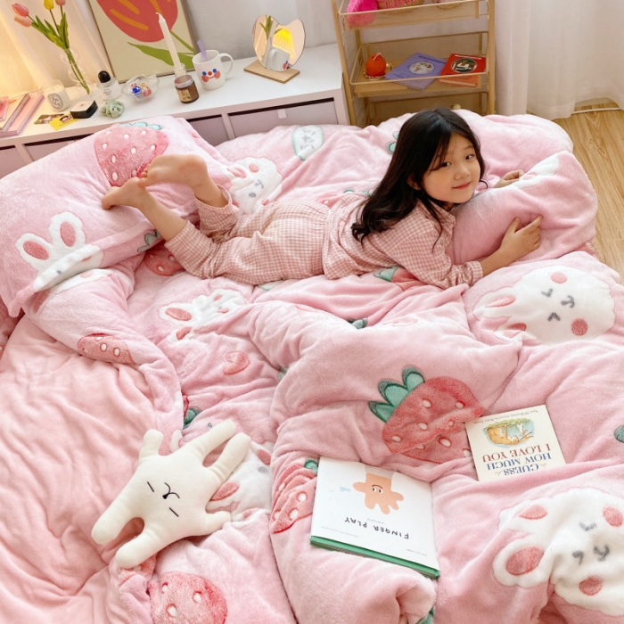 91家纺网 家纺一手货源 找家纺 川悦生活 2020新款雪花绒四件套 幸运草莓兔