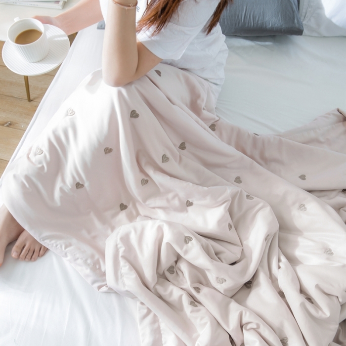 91家纺网 家纺一手货源 找家纺 被靠被 2021新款心晴天丝夏被 心晴-卡其