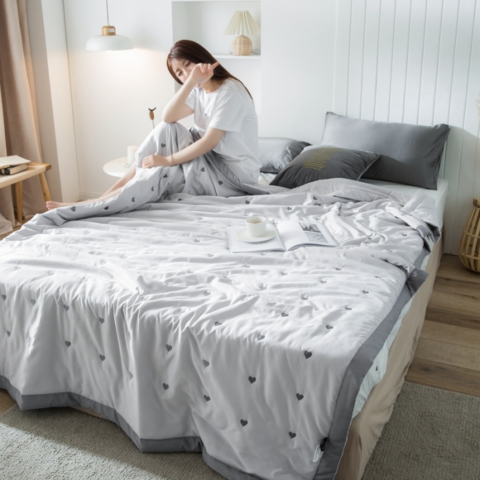 91家纺网 家纺一手货源 找家纺 被靠被 2021新款心晴天丝夏被 心晴-浅灰