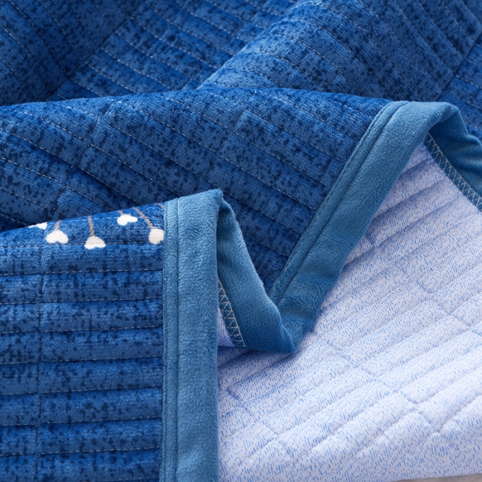 91家纺网 家纺一手货源 找家纺 雨洋家纺 2025新款炕垫水晶绒床盖大炕盖 爱心花-蓝