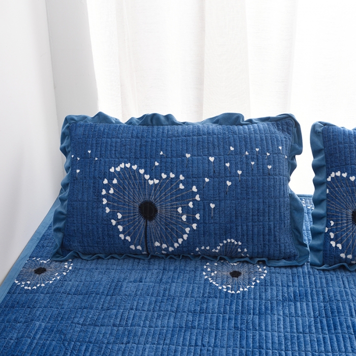 91家纺网 家纺一手货源 找家纺 雨洋家纺 2025新款炕垫水晶绒床盖大炕盖 爱心花-蓝
