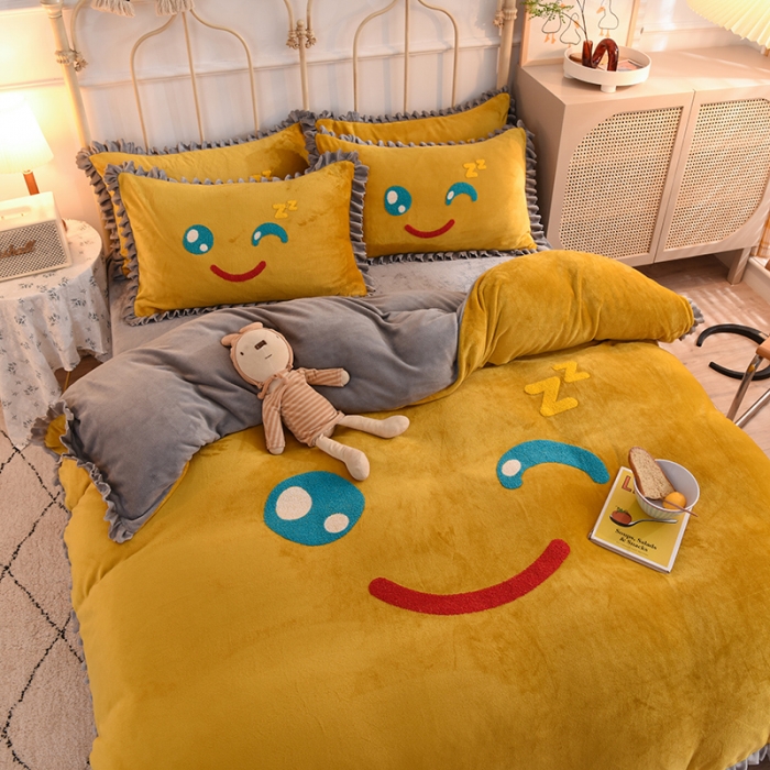 91家纺网 家纺一手货源 找家纺 兴美佳家纺 新款牛奶绒花边毛巾绣四件套-你的微笑 姜黄