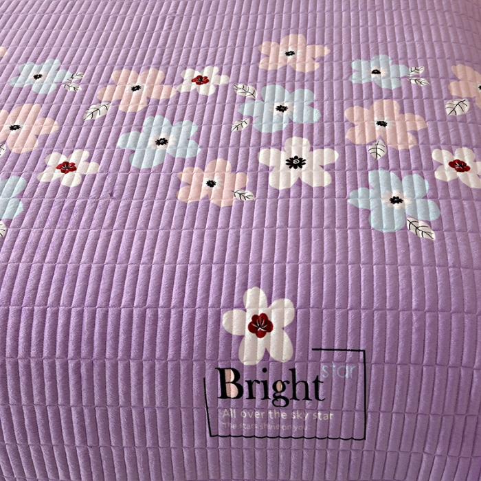 91家纺网 家纺一手货源 找家纺 雨洋家纺 2025新款水晶绒床盖 浪花朵朵-蓝