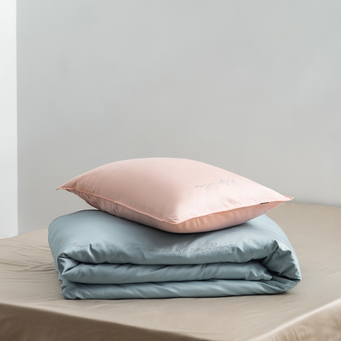 91家纺网 家纺一手货源 找家纺 狠狠爱 2020新款60S长绒棉刺绣撞色四件套 粉蓝浅灰