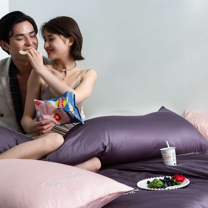 91家纺网 家纺一手货源 找家纺 狠狠爱 2020新款60S长绒棉刺绣撞色四件套 粉紫浅灰