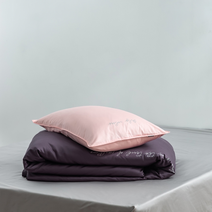 91家纺网 家纺一手货源 找家纺 狠狠爱 2020新款60S长绒棉刺绣撞色四件套 粉紫浅灰