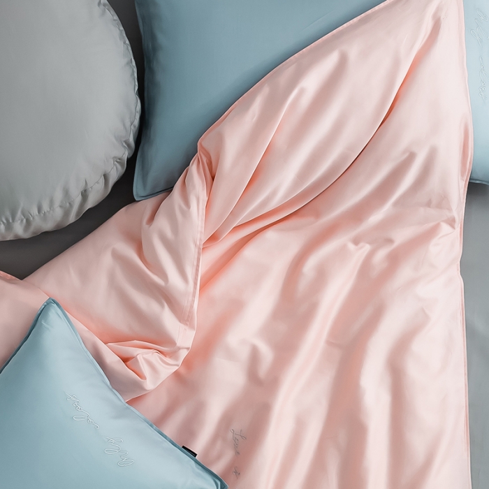 91家纺网 家纺一手货源 找家纺 狠狠爱 2020新款60S长绒棉刺绣撞色四件套 蓝粉浅灰