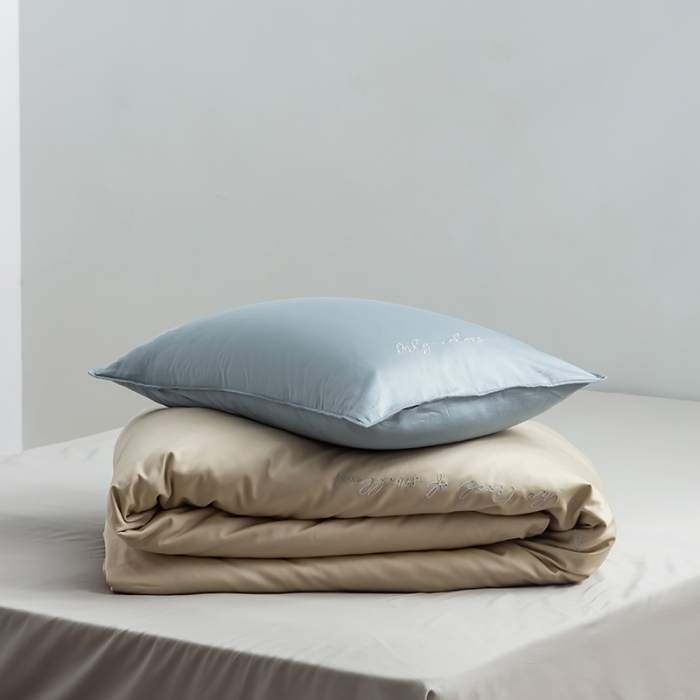 91家纺网 家纺一手货源 找家纺 狠狠爱 2020新款60S长绒棉刺绣撞色四件套 蓝卡宾浅灰