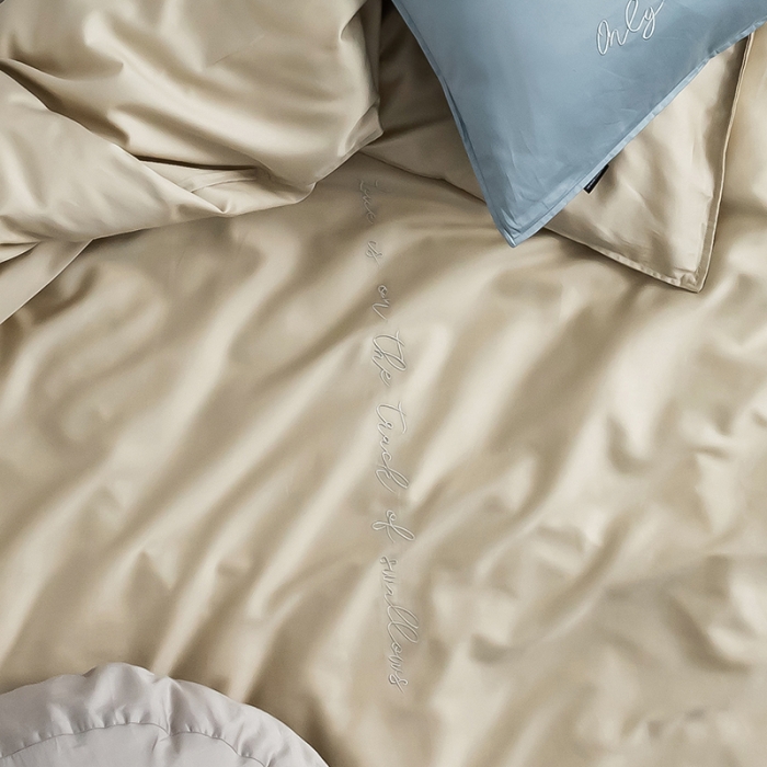 91家纺网 家纺一手货源 找家纺 狠狠爱 2020新款60S长绒棉刺绣撞色四件套 蓝卡宾浅灰