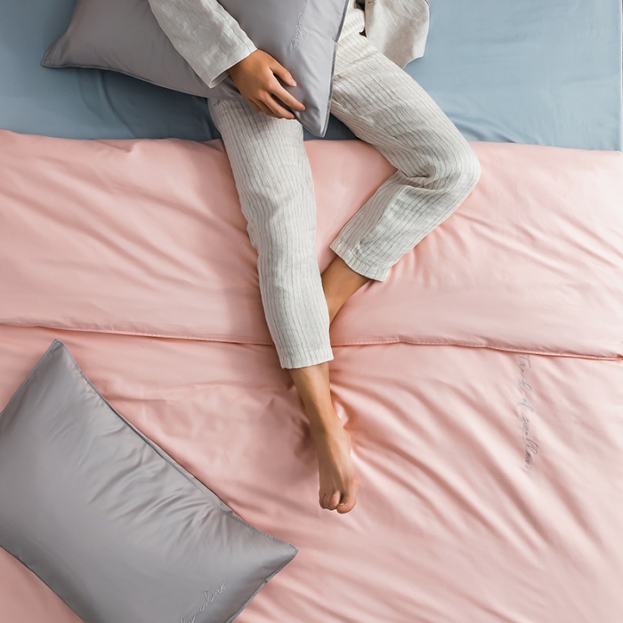 91家纺网 家纺一手货源 找家纺 狠狠爱 2020新款60S长绒棉刺绣撞色四件套 浅灰粉蓝