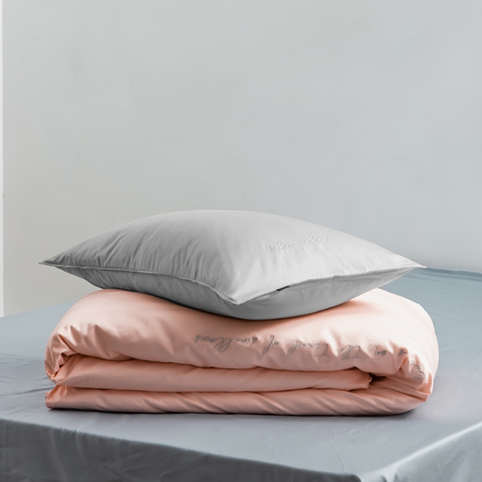 91家纺网 家纺一手货源 找家纺 狠狠爱 2020新款60S长绒棉刺绣撞色四件套 浅灰粉蓝