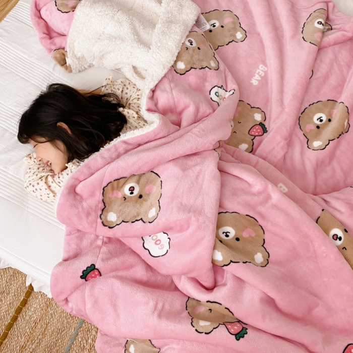 91家纺网 家纺一手货源 找家纺 川悦生活2020新款羊羔绒毯子卡通亲肤牛奶绒毛毯 草莓熊粉