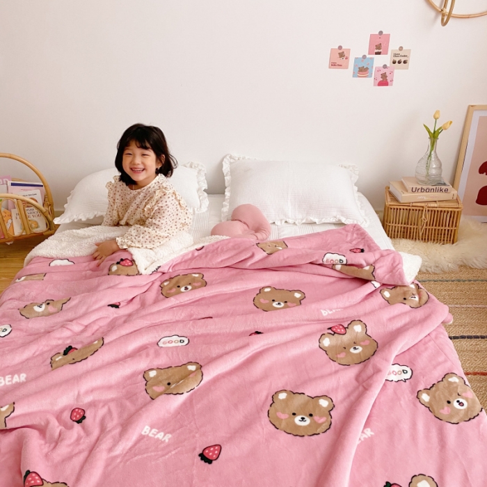 91家纺网 家纺一手货源 找家纺 川悦生活2020新款羊羔绒毯子卡通亲肤牛奶绒毛毯 草莓熊粉