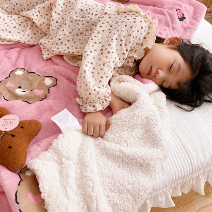 91家纺网 家纺一手货源 找家纺 川悦生活2020新款羊羔绒毯子卡通亲肤牛奶绒毛毯 草莓熊粉