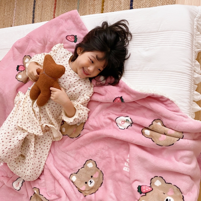 91家纺网 家纺一手货源 找家纺 川悦生活2020新款羊羔绒毯子卡通亲肤牛奶绒毛毯 草莓熊粉