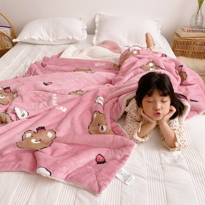 91家纺网 家纺一手货源 找家纺 川悦生活2020新款羊羔绒毯子卡通亲肤牛奶绒毛毯 草莓熊粉
