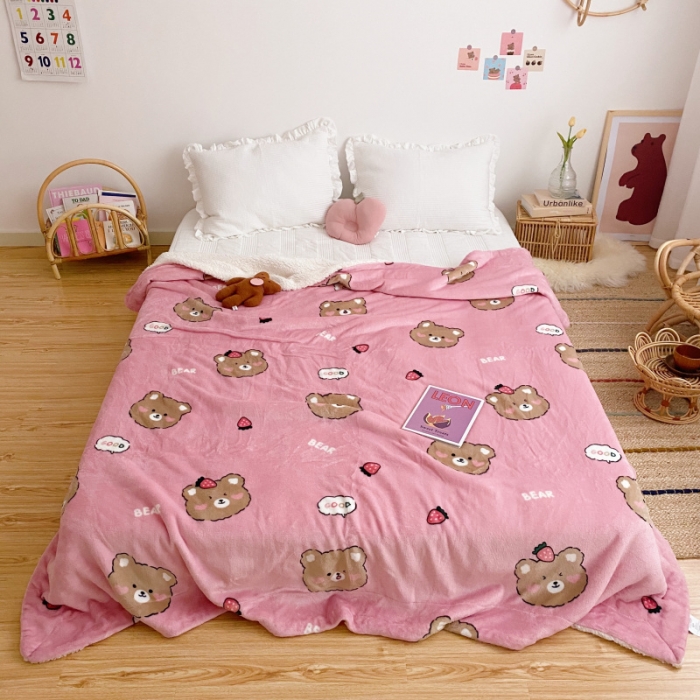 91家纺网 家纺一手货源 找家纺 川悦生活2020新款羊羔绒毯子卡通亲肤牛奶绒毛毯 草莓熊粉