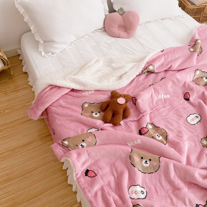 91家纺网 家纺一手货源 找家纺 川悦生活2020新款羊羔绒毯子卡通亲肤牛奶绒毛毯 草莓熊粉