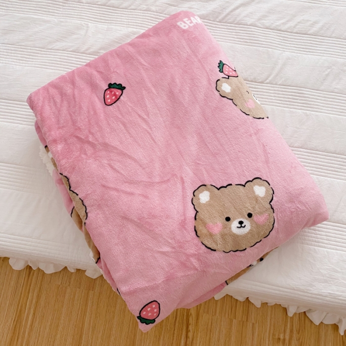 91家纺网 家纺一手货源 找家纺 川悦生活2020新款羊羔绒毯子卡通亲肤牛奶绒毛毯 草莓熊粉