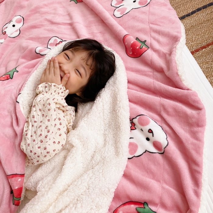 91家纺网 家纺一手货源 找家纺 川悦生活2020新款羊羔绒毯子卡通亲肤牛奶绒毛毯 日系草莓兔
