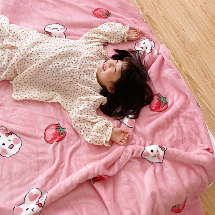 91家纺网 家纺一手货源 找家纺 川悦生活2020新款羊羔绒毯子卡通亲肤牛奶绒毛毯 日系草莓兔