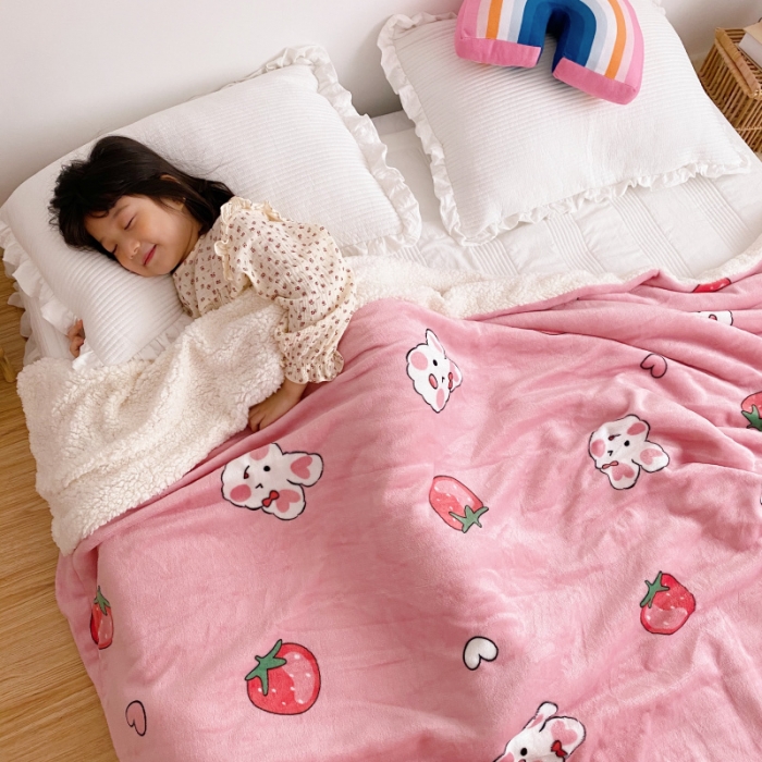 91家纺网 家纺一手货源 找家纺 川悦生活2020新款羊羔绒毯子卡通亲肤牛奶绒毛毯 日系草莓兔