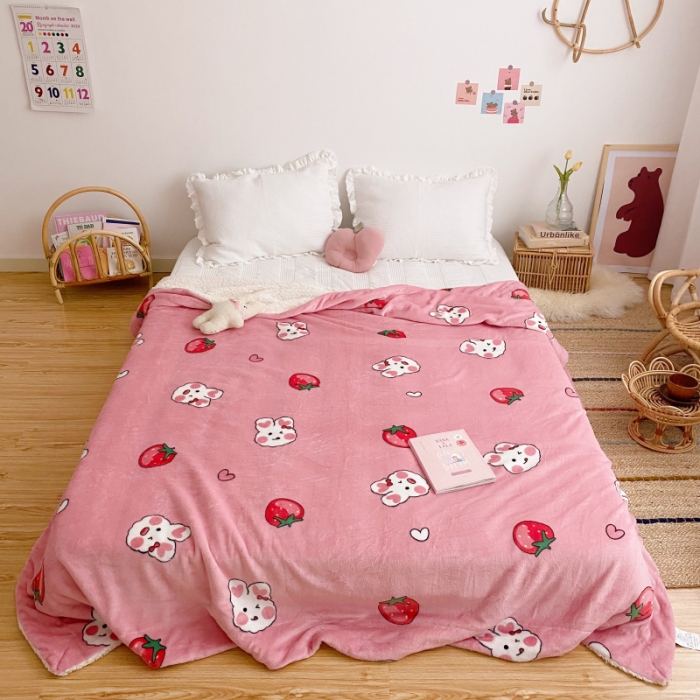 91家纺网 家纺一手货源 找家纺 川悦生活2020新款羊羔绒毯子卡通亲肤牛奶绒毛毯 日系草莓兔
