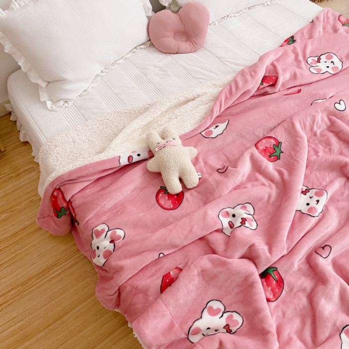 91家纺网 家纺一手货源 找家纺 川悦生活2020新款羊羔绒毯子卡通亲肤牛奶绒毛毯 日系草莓兔