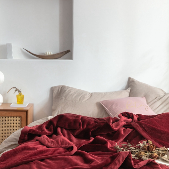 91家纺网 家纺一手货源 找家纺 来菲 25新款400克毛毯纯色加厚法兰绒盖毯多功能珊瑚绒毯子 波多黎各红