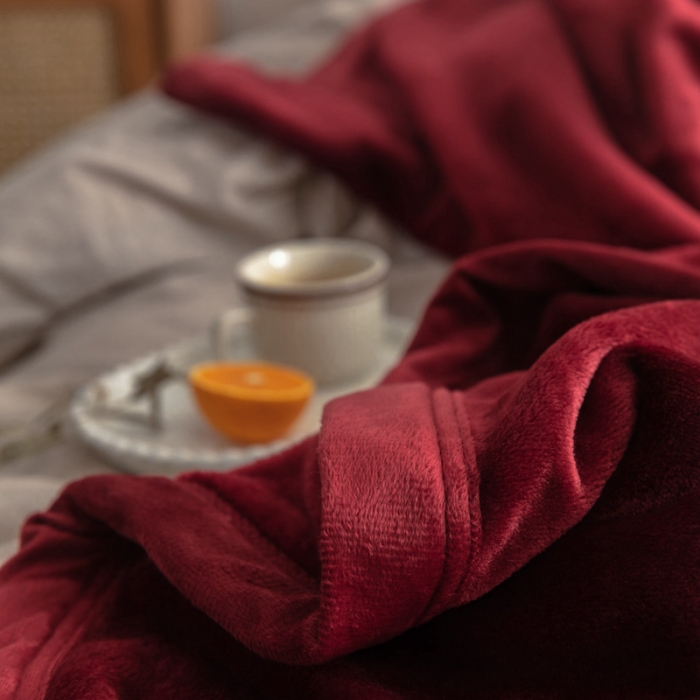 91家纺网 家纺一手货源 找家纺 来菲 25新款400克毛毯纯色加厚法兰绒盖毯多功能珊瑚绒毯子 波多黎各红