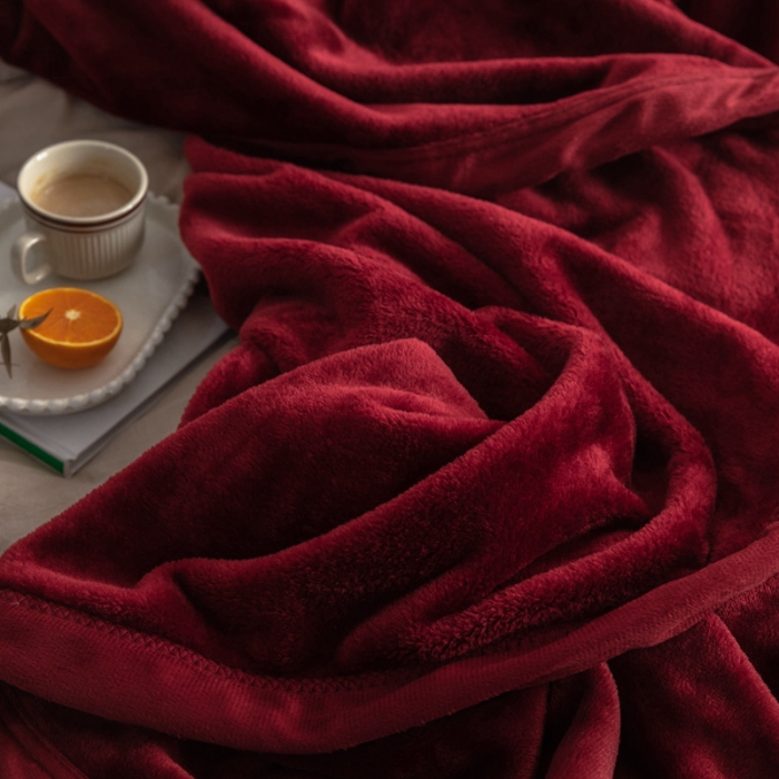 91家纺网 家纺一手货源 找家纺 来菲 25新款400克毛毯纯色加厚法兰绒盖毯多功能珊瑚绒毯子 波多黎各红